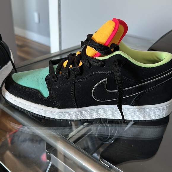 Nike Air Jordan worn twice, like new. Size 7Y. Real authentic Air Jordan. - Picture 4 of 4